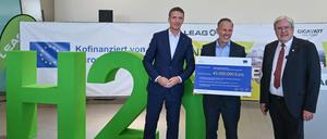 ILB-Vorstandschef Scheppan (v.l.), der Leag-Vorsitzende Kramer und Wirtschaftsminister Steinbach bei der Übergabe der Förderbescheide in Jänschwalde.
