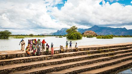 Eine Staumauer, die im Rahmen des Sahel-Resilience-Programms gebaut wurde, um in der Regenzeit Wasser aufzufangen.