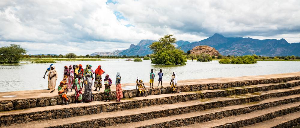 Eine Staumauer, die im Rahmen des Sahel-Resilience-Programms gebaut wurde, um in der Regenzeit Wasser aufzufangen.