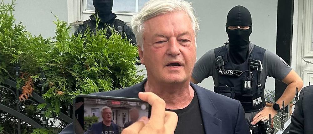 Die AfD spricht von einem Grundrechtsverstoß, die Zivilgesellschaft zeigt sich erleichtert und ein Rechtsextremismusforscher warnt vor „Solidarisierungseffekten“: Reaktionen zum Verbot des rechtsextremem „Compact“-Magazin.