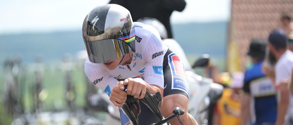 Tadej Pogacar zeigte beim ersten Zeitfahren der diesjährigen Tour de France, dass die Neuerungen wirken.