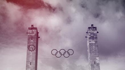 Die Olympischen Ringe hängen über dem Eingang des Olympiastadions in Berlin. 