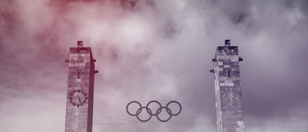 Die Olympischen Ringe hängen über dem Eingang des Olympiastadions in Berlin.