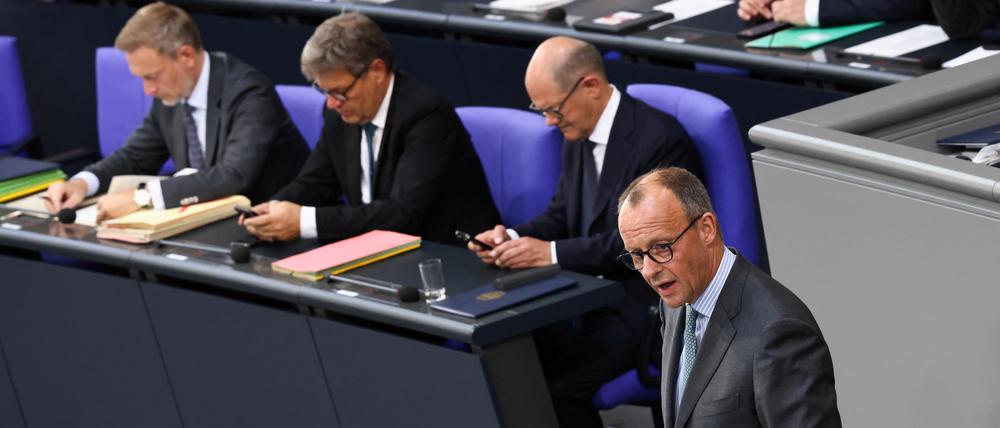 Bei der Sonntagsfrage zur Bundestagswahl führt die Union weiter mit großem Vorsprung. Um den Einzug in den Bundestag muss hingegen außer den Linken auch eine Partei aus der Ampel-Koalition bangen.