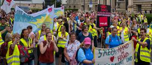 1Kita-Beschäftigte demonstrieren während des Kindergipfels vor dem Berliner Abgeordnetenhaus.