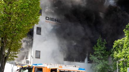 Feuer im Berliner Werk des Metallspezialisten Diehl. Ob es sich bei dem Brand um einen Sabotageakt handelte, ist bislang unklar. Auch Verfassungsschutzchef Fischer wollte sich nicht dazu äußern.