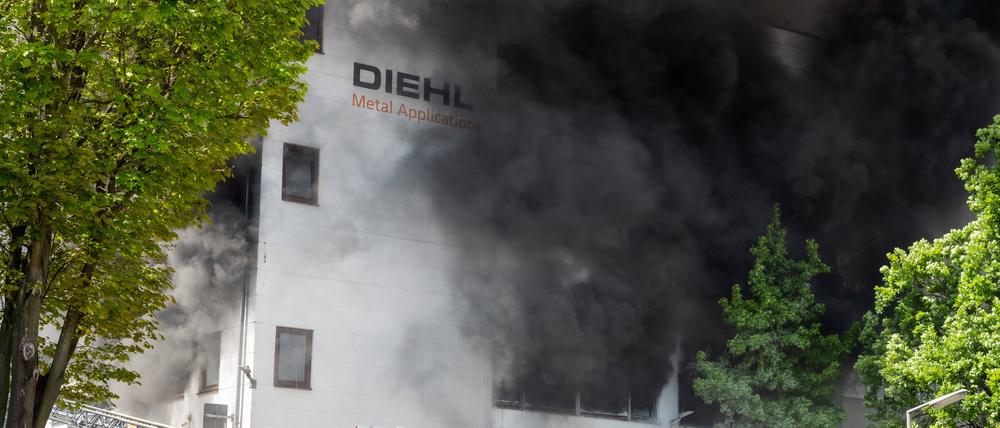 Feuer im Berliner Werk des Metallspezialisten Diehl. Ob es sich bei dem Brand um einen Sabotageakt handelte, ist bislang unklar. Auch Verfassungsschutzchef Fischer wollte sich nicht dazu äußern.
