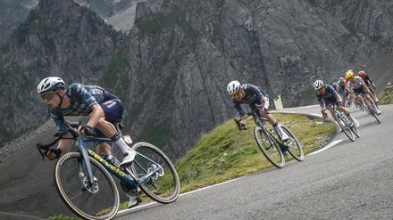 Auch in der 14. Etappe der Tour de France rauschen die Radler durch eine Bergkulisse.