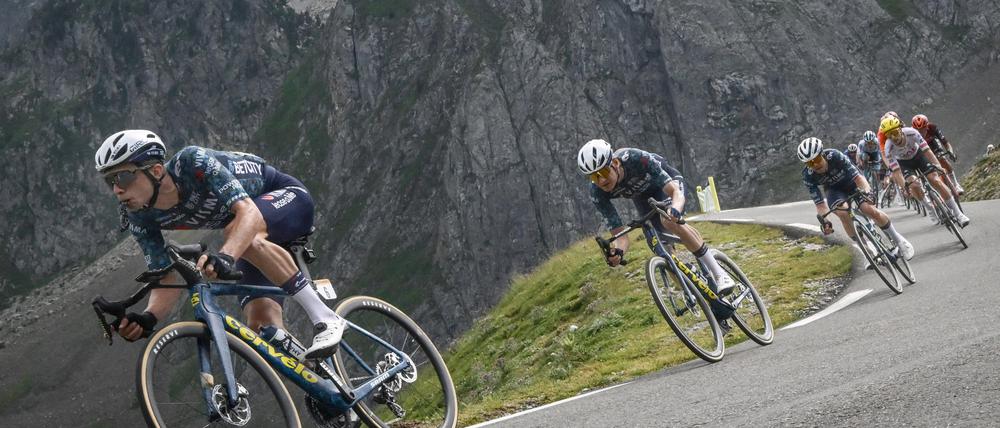 Auch in der 14. Etappe der Tour de France rauschen die Radler durch eine Bergkulisse.
