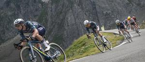 Auch in der 14. Etappe der Tour de France rauschen die Radler durch eine Bergkulisse.