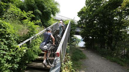 Fahrradfahrende müssen an der Bahnbrücke über den Templiner See ihre Räder derzeit eine steile Treppe hochtragen. Eine Rad-Initiative aus dem Potsdamer Umland fordert dort Verbesserungen.