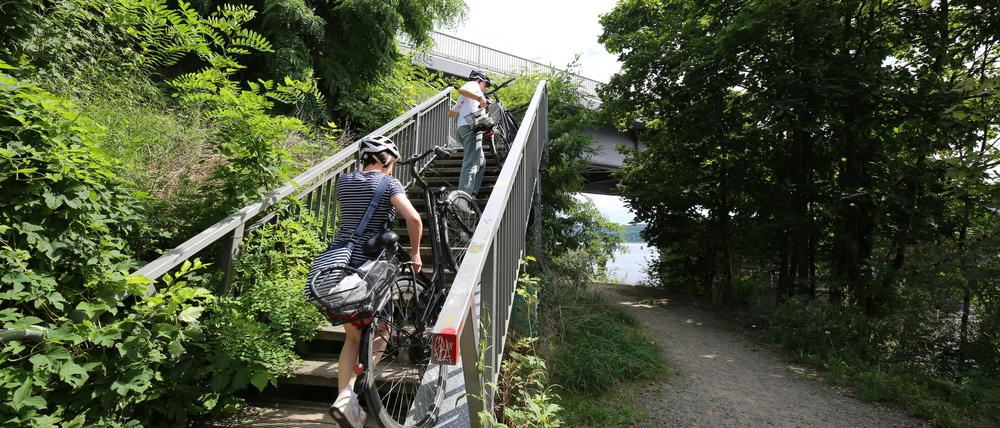 Fahrradfahrende müssen an der Bahnbrücke über den Templiner See ihre Räder derzeit eine steile Treppe hochtragen. Eine Rad-Initiative aus dem Potsdamer Umland fordert dort Verbesserungen.
