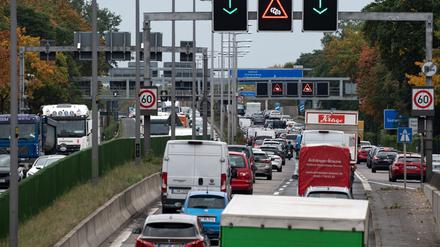 Autofahrer müssen sich auf der A111 auf Verzögerungen einstellen. (Symbolbild)