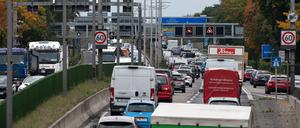 Autofahrer müssen sich auf der A111 auf Verzögerungen einstellen. (Symbolbild)