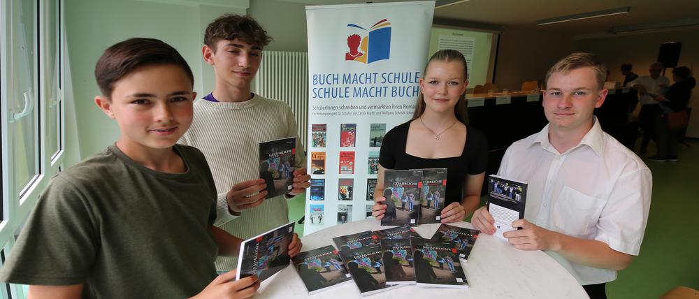 Neo Walther, Milan Frey, Joelle Wagner und Leon Scheppner stellten das Buch von „Young Schilfhof“ vor.