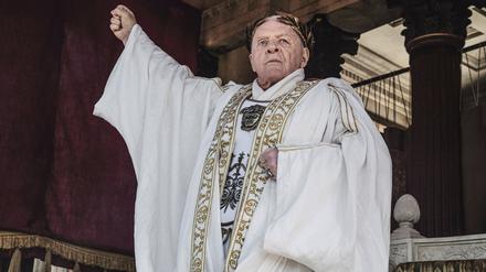 Heil, Heil, kein Segen, Sir Anthony Hopkins als Kaiser Vespasian in „Those About To Die“. 