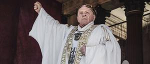 Heil, Heil, kein Segen, Sir Anthony Hopkins als Kaiser Vespasian in „Those About To Die“.