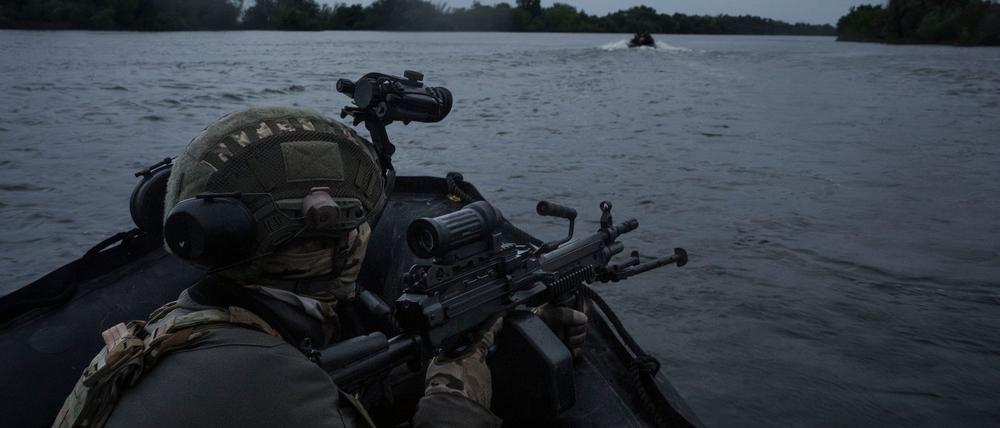 Ukrainische Soldaten auf dem Dnipro nehmen feindliche Stellungen ins Visier.