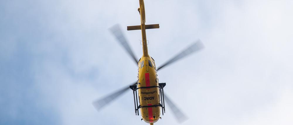 Der Schwerverletzte wurde mit einem Rettungshubschrauber ins Krankenhaus gebracht. (Symbolbild)