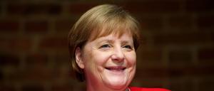 Angela Merkel (CDU), ehemalige Bundeskanzlerin, sitzt während eines Festaktes zum 50-jährigen Jubiläum des deutschen Entwicklungshelfergesetzes während einer Diskussion auf einem Podium. 