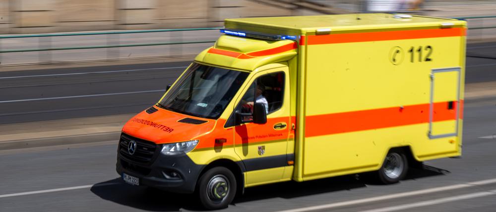Ein Rettungswagen brachte die verletzte Frau ins Krankenhaus.