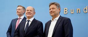 Bundeskanzler Olaf Scholz (Mitte) mit Robert Habeck (r.) und Christian Lindner: Die Ampelkoalition hat das Wachstumspaket beschlossen. 