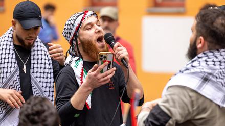 Polizeibekannter Israelfeind bei einem Protest in Berlin