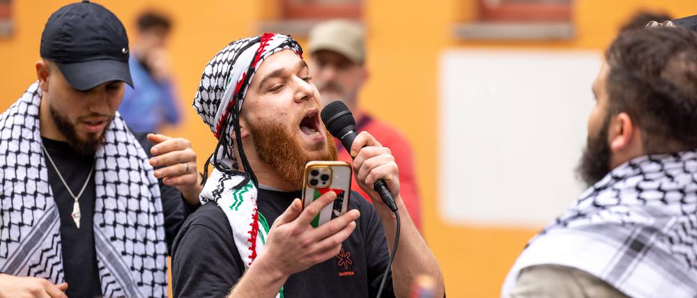 Polizeibekannter Israelfeind bei einem Protest in Berlin