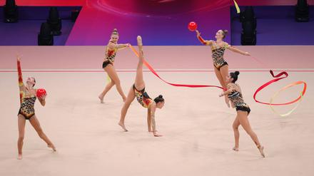 Im Teamwettbewerb zeigt jeder Gymnastin ihr eigenes Programm, aber weiß genau, was die Kollegen zum selben Zeitpunkt machen.