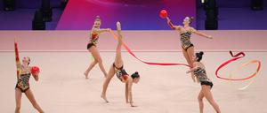 Im Teamwettbewerb zeigt jeder Gymnastin ihr eigenes Programm, aber weiß genau, was die Kollegen zum selben Zeitpunkt machen.