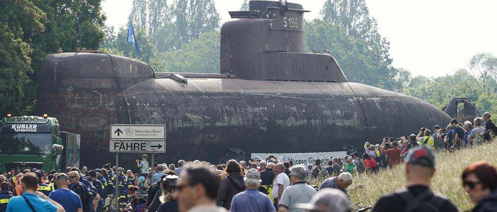 Ein 48 Meter langes U-Boot vom Typ U17 wird auf der Straße von Lastwagen ins Technik-Museum Speyer transportiert (Archivbild vom 21.05.2023)