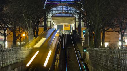 Die Berliner U-Bahn Station Nollendorfer Platz.