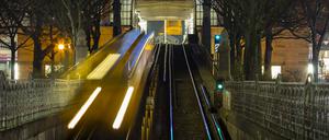 Die Berliner U-Bahn Station Nollendorfer Platz.