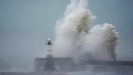 Das Orkantief „Ciarán“ ließ hohe Wellen an die Küste von Newhaven in Großbritannien branden.