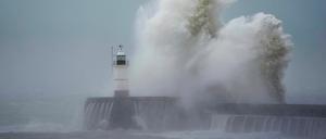 Das Orkantief „Ciarán“ ließ hohe Wellen an die Küste von Newhaven in Großbritannien branden.