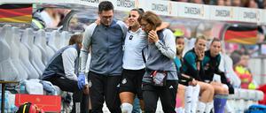 Lena Oberdorf muss verletzt vom Platz geführt werden. Das DFB-Team bangt um ihren Antritt bei Olympia.