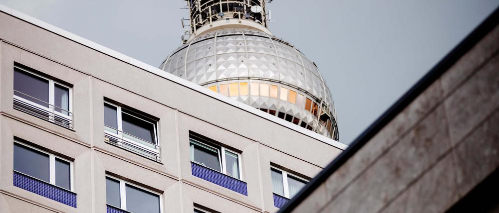 WohnhÃ¤user stehen nahe dem Alexanderplatz. Auf den Berliner Wohnungsmarkt kommen eventuell grÃ¶ÃŸere VerÃ¤nderungen zu. Die beiden groÃŸen Immobilienkonzerne, Vonovia und Deutsche Wohnen, stehen mÃ¶glicherweise kurz vor einem Zusammenschluss. +++ dpa-Bildfunk +++