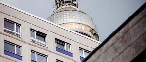 WohnhÃ¤user stehen nahe dem Alexanderplatz. Auf den Berliner Wohnungsmarkt kommen eventuell grÃ¶ÃŸere VerÃ¤nderungen zu. Die beiden groÃŸen Immobilienkonzerne, Vonovia und Deutsche Wohnen, stehen mÃ¶glicherweise kurz vor einem Zusammenschluss. +++ dpa-Bildfunk +++