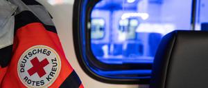 Eine Einsatzjacke des Deutschen Roten Kreuzes (DRK) in der Fahrerkabine eines Rettungswagens. Das DRK bleibt auch nach den Viertelfinalspielen der Fußball-EM bei seiner Einschätzung eines ruhigen und friedlichen Turniers.