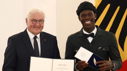 Silbernes Lorbeerblatt für goldene Leistung. Bundespräsident Frank-Walter Steinmeier ehrte Dennis Schröder und die deutschen Basketballer am Mittwoch.