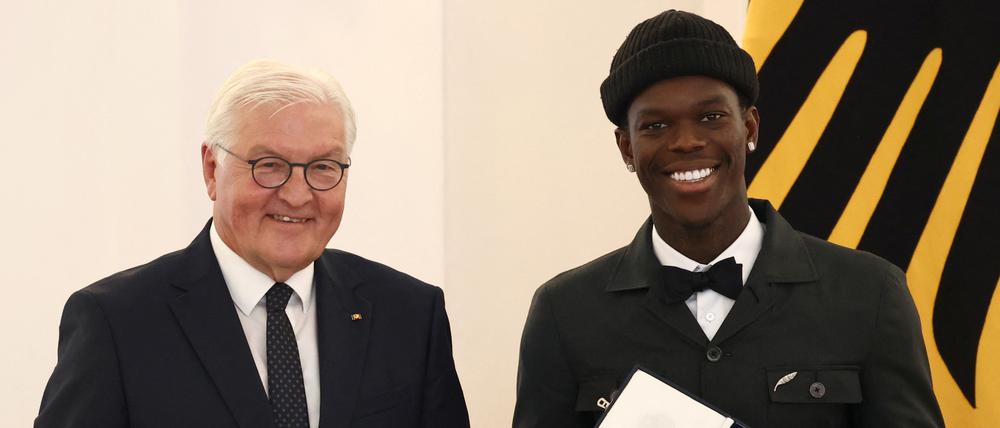 Silbernes Lorbeerblatt für goldene Leistung. Bundespräsident Frank-Walter Steinmeier ehrte Dennis Schröder und die deutschen Basketballer am Mittwoch.