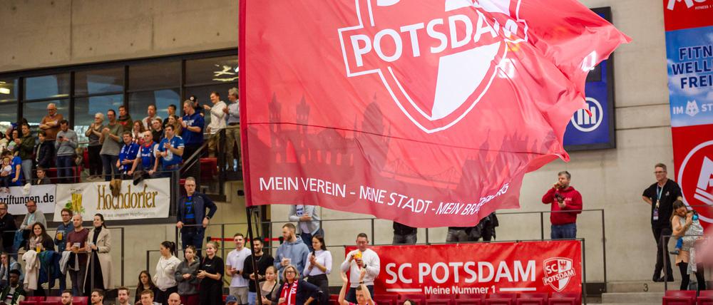 SC-Potsdam-Fans mit einer großen Fahne (Symbolbild).