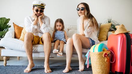 Eine Familie ist traurig über den abgesagten Urlaub