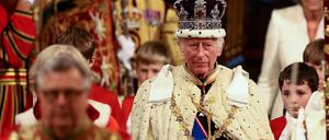 Pompöse Zemeronie: Klnig Charles verliest die Pläne der Regierung.