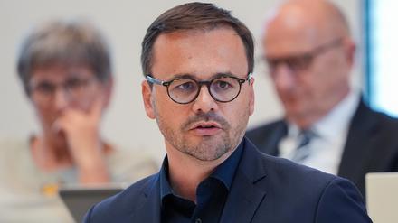 Jan Redmann, Brandenburger CDU-Fraktionsvorsitzender, spricht während einer Sondersitzung des Brandenburger Landtages zu den Auswirkungen des Urteils des Landesverfassungsgerichtes im Verfahren zum Brandenburg-Paket.