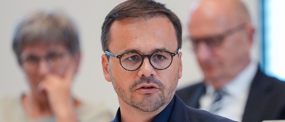 Jan Redmann, Brandenburger CDU-Fraktionsvorsitzender, spricht während einer Sondersitzung des Brandenburger Landtages zu den Auswirkungen des Urteils des Landesverfassungsgerichtes im Verfahren zum Brandenburg-Paket.