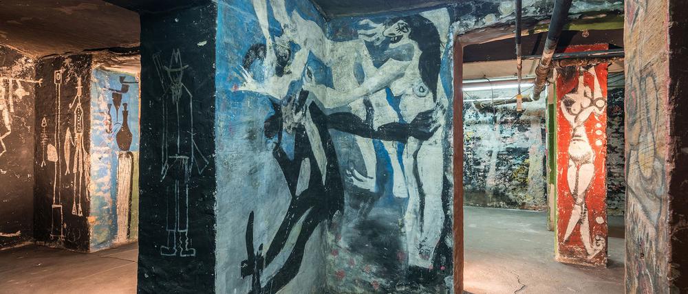 Faschingsfantasien 1958. Der Bilderkeller der Akademie der Künste mit Wandbildern von Harald Metzkes und Manfred Böttcher.