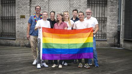 Das Queerspiegel-Team inklusive Verlagsverstärkung im Hof der Redaktion.