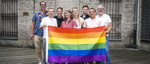Das Queerspiegel-Team inklusive Verlagsverstärkung im Hof der Redaktion.