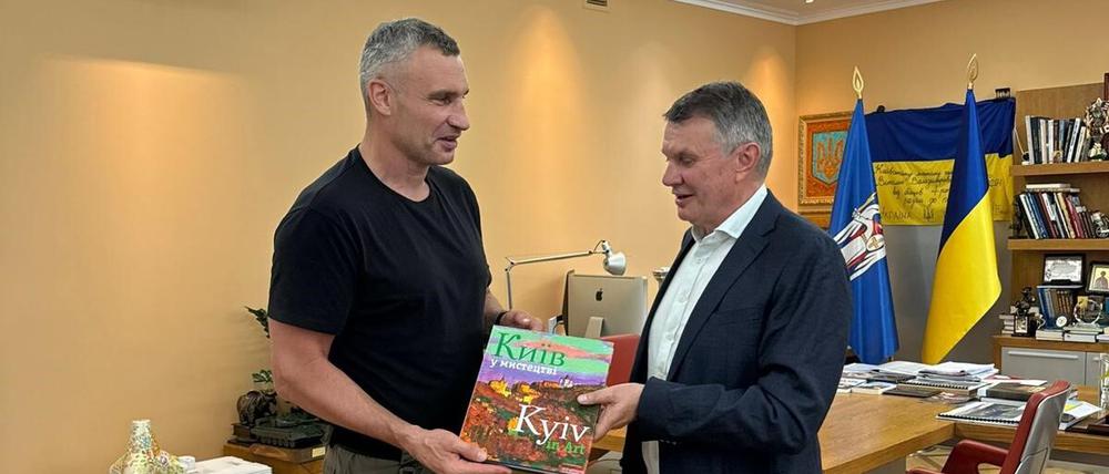 Der Bürgermeister von Kiew, Vitali Klitschko (links) und visitBerlin-Geschäftsführer Burkhard Kieker (rechts) trafen sich am Dienstag im Büro von Klitschko.
